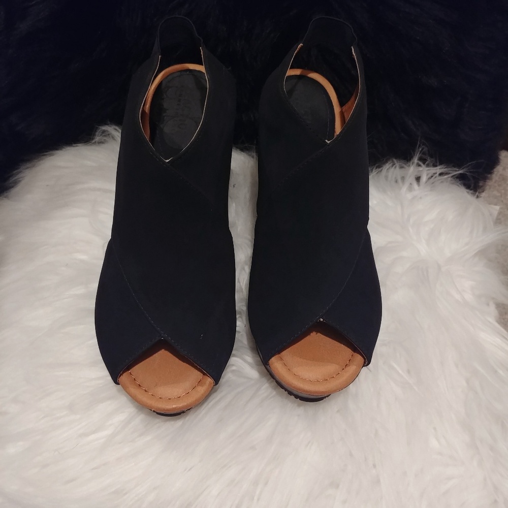 Kenneth Cole reaction wedge
